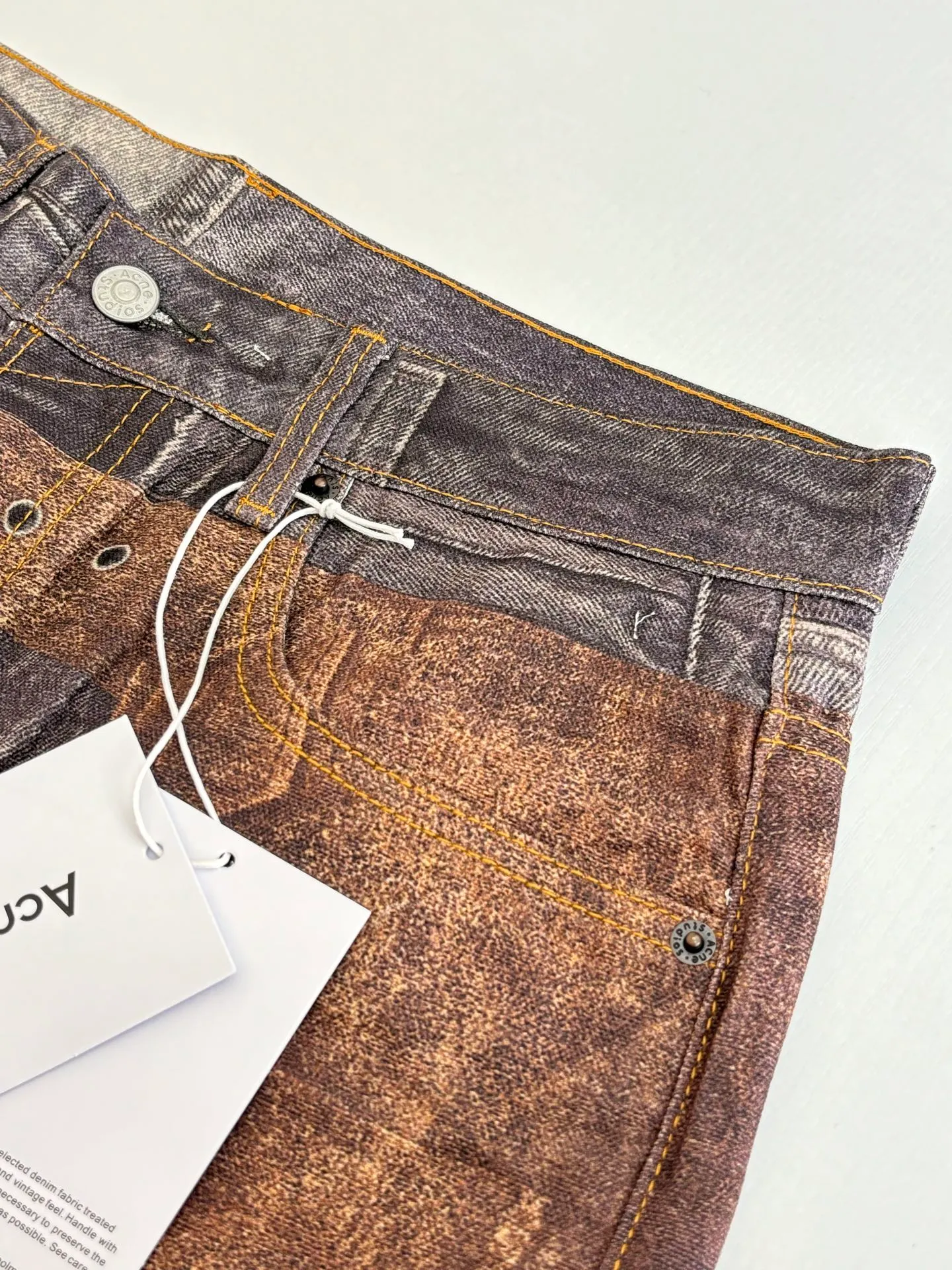 Acne Studio Acne Studios ， 100% Canvas 。 ， ， 。 Classic ， 。 ， ， 。 ， ， ， ， Retro 。 trompe-l’œil ， ， 。 ， ， 。 Size：46/48/50/52